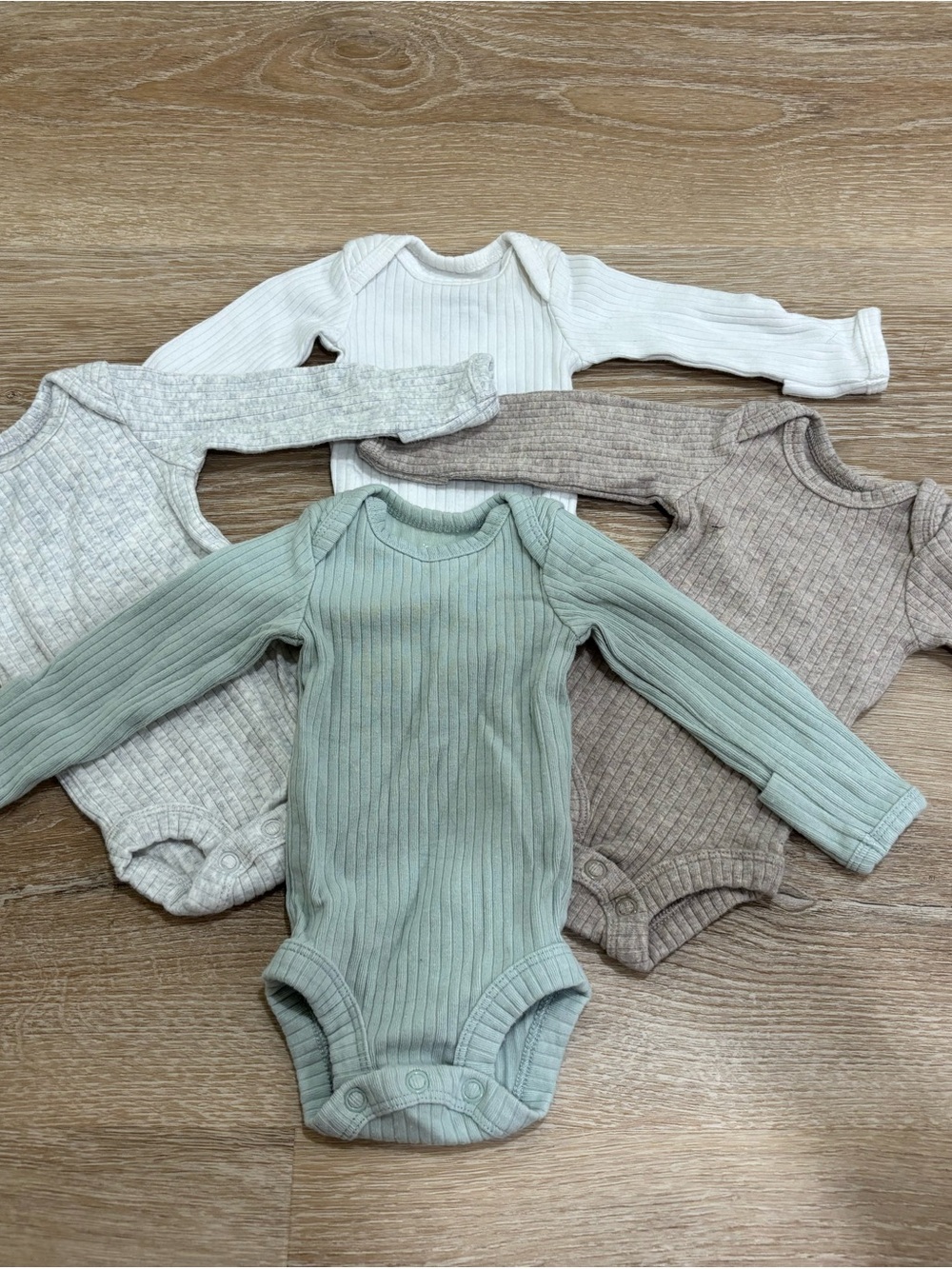 Simple Joys by Carter’s 4 Pack Ribbed Long Sleeve Preemie Body Suits